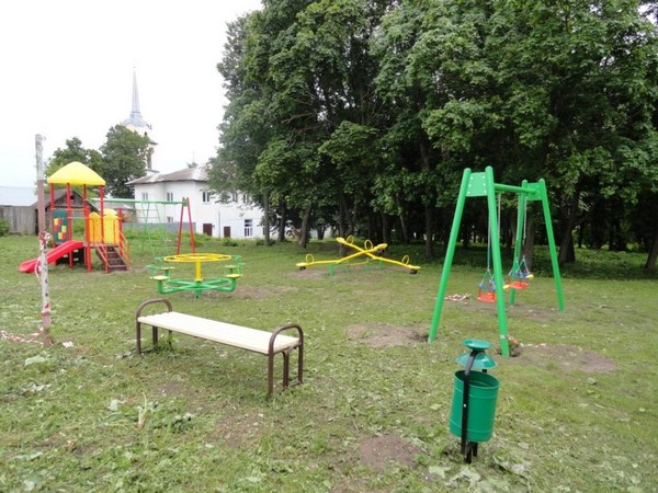Установка детской площадки в селе Крапивна