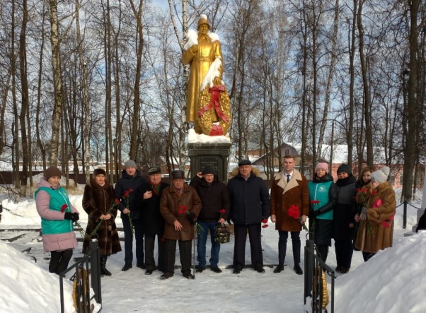 Возложение цветов в преддверие Дня защитника Отечества Возложение цветов в преддверие Дня защитника Отечества